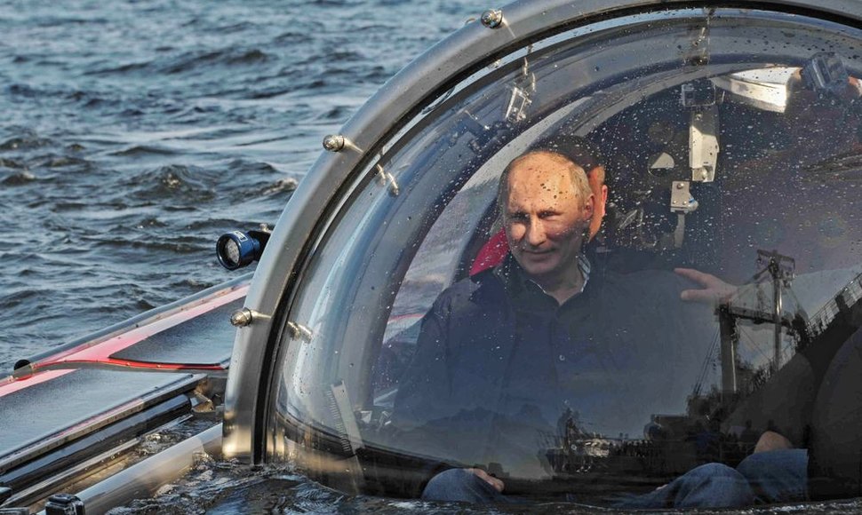 Vladimiras Putinas tyrinėjo Baltijos jūroje nuskendusį laivą.