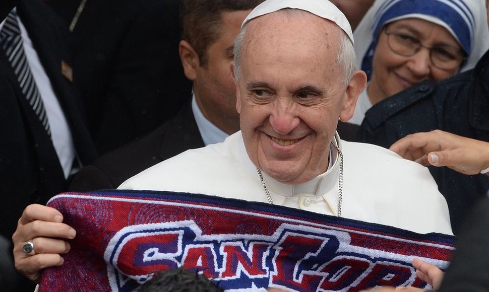Popiežius apsilankė skurdžiausioje Rio faveloje.