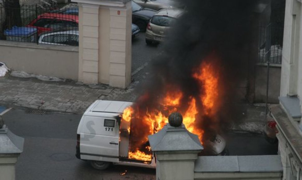 Vilniuje degė inkasatorių automobilis