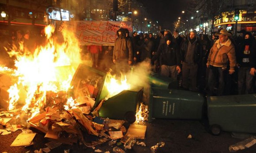 Demonstracijos Paryžiuje virto masiniais neramumais.