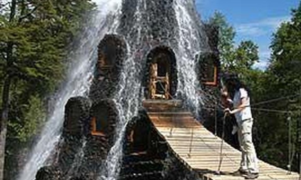 Čilėje siūloma nakvoti vandens apsuptame viešbutyje „Magic Mountain Hotel“.