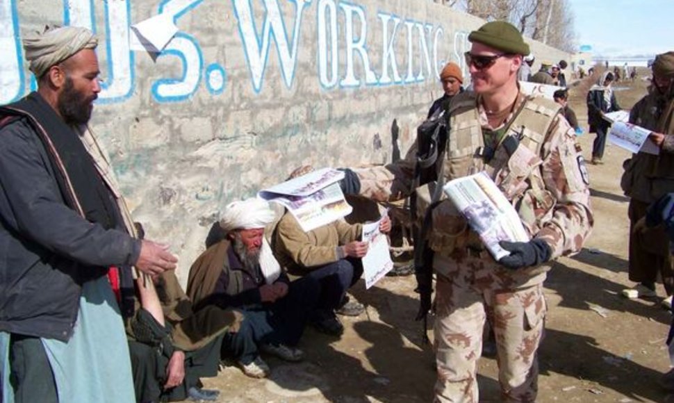 Patruliuojantys kariai bendrauja ir dalijasi naujienomis su vietos gyventojais.