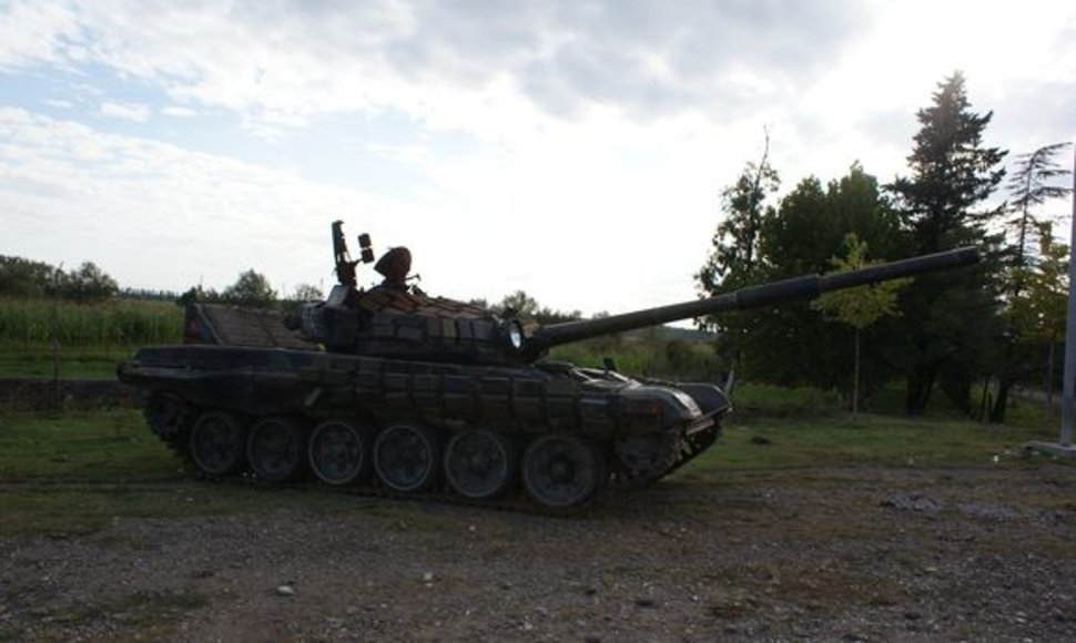 Prie Senaki miesto paliktas rusu kariuomenes tankas.