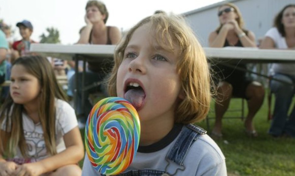 Kuo didesnis saldainis, tuo mažiau dėmesio galima skirti vaikui.
