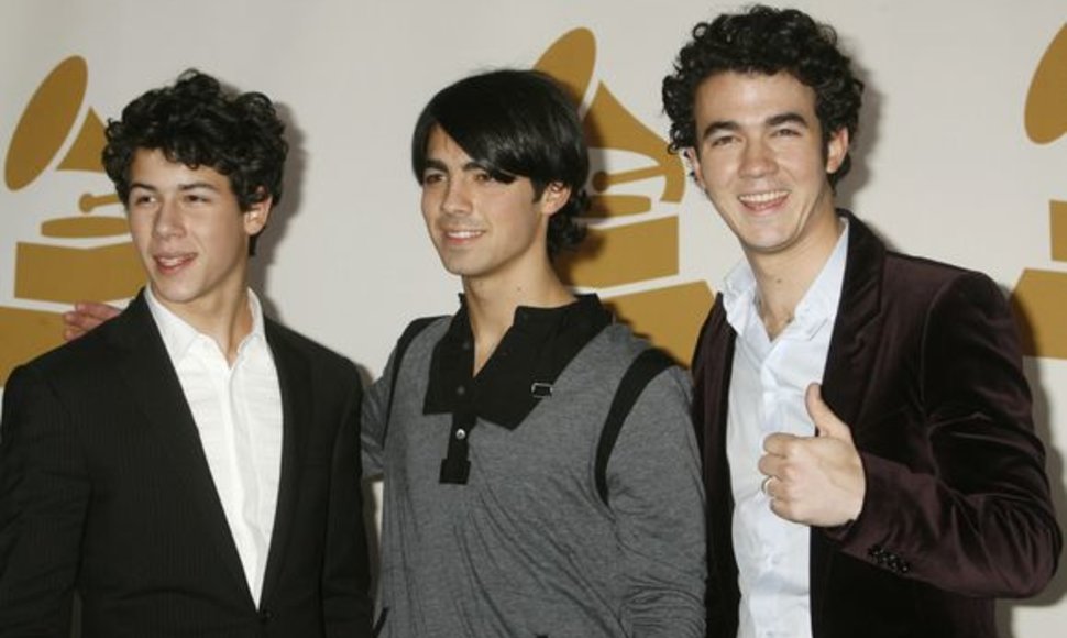 Popgrupė „Jonas Brothers" pozuoja fotografams