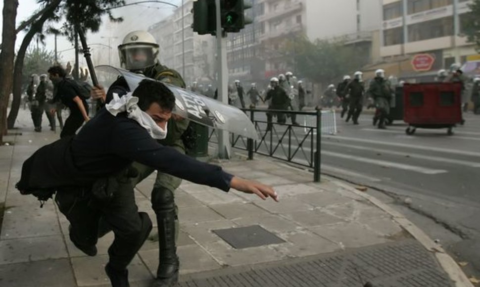 Atėnų policininko smūgis demonstrantui