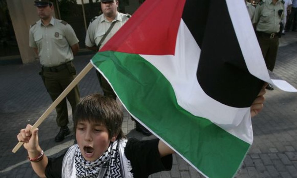 Čilėje palestinietis berniukas taip pat protestuoja prie Izraelio ambasados 