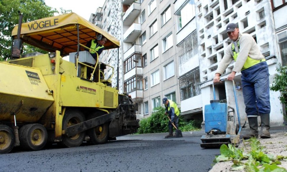 Vasarai baigiantis, Vilniuje skubama atlikti kuo daugiau 2008 m. kiemų remonto programos darbų. 