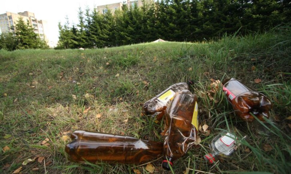 Iš kapinių išvyti girtuokliaujančių asmenų nepavyksta nei aplinkinių namų gyventojams, nei policijai.
