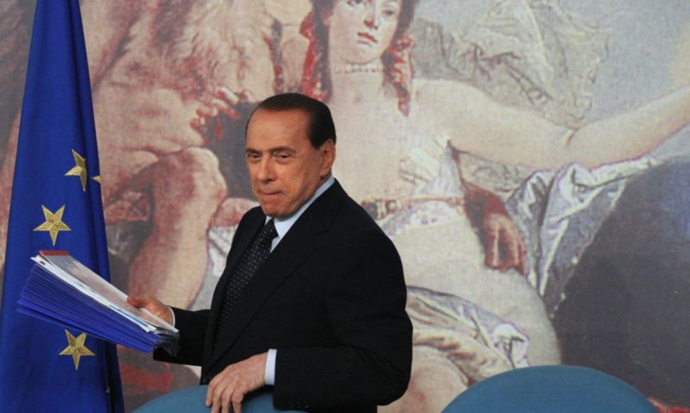 Silvio Berlusconi įrašinėja naują meilės dainų kompaktinę plokštelę.