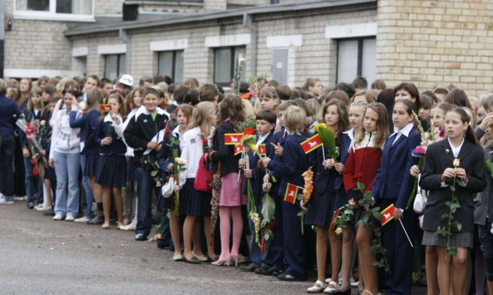 Lietuvoje šiandien prasidedantys mokslo metai bus paminėti įprastais ir naujais šventiniais renginiais. O kai kuriose užsienio šalyse jokių ypatingų ceremonijų nebus, nes ten nėra įprasta švęsti tokią progą. 