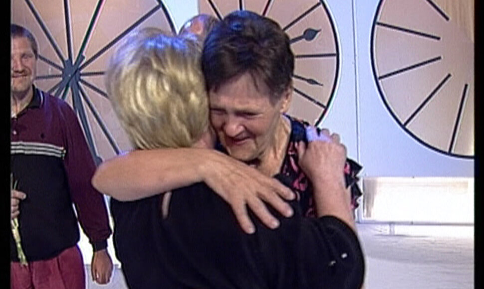 Televizija suteikia galimybę žmonėms susitikti.