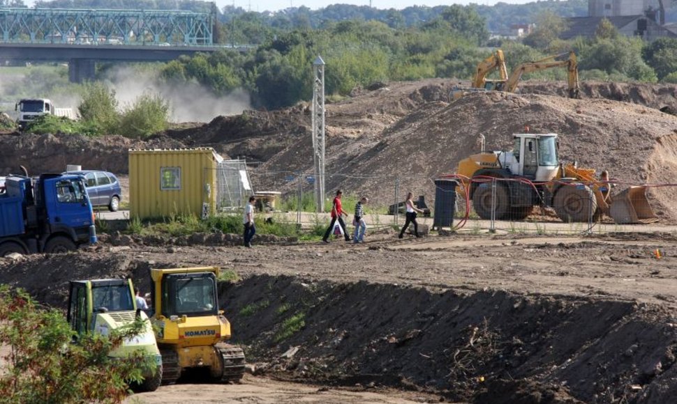 Per tą laiką, kol buvo aiškinamasi, kas statys arena, saloje buvo atlikta nemažai svarbių darbų. 