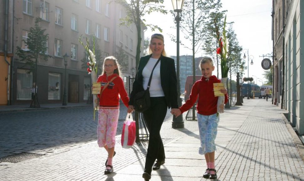 Policijos pareigūnai ragina tėvus pirmosiomis rugsėjo savaitėmis patiems palydėti mažuosius į mokyklas.