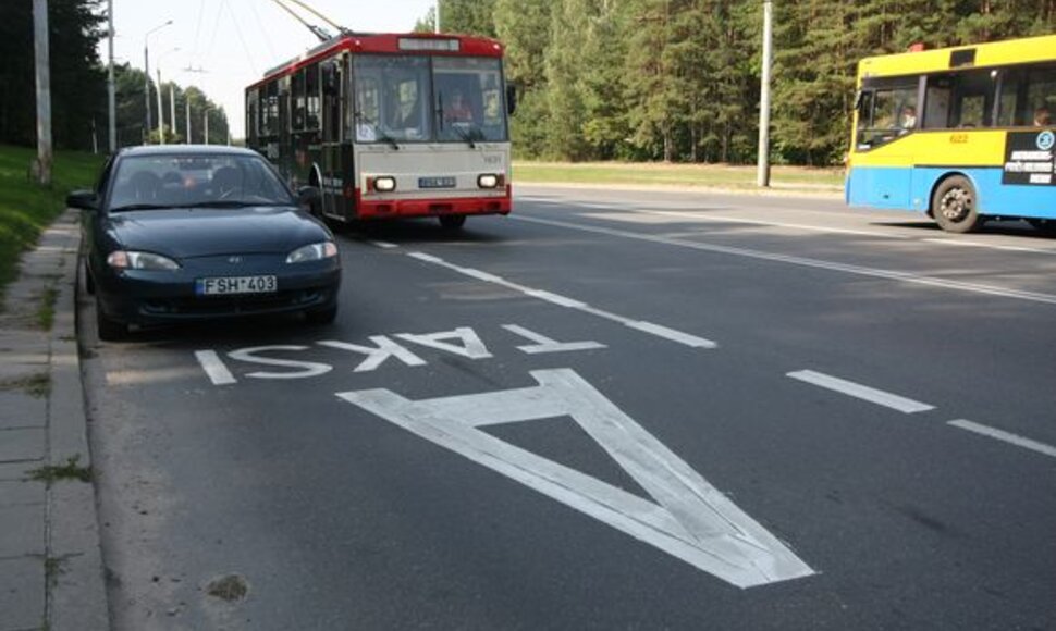 Dėl netvarkingai sustatytų automobilių Saulėtekyje vie&scaron;asis transportas strigdavo spūstyse.