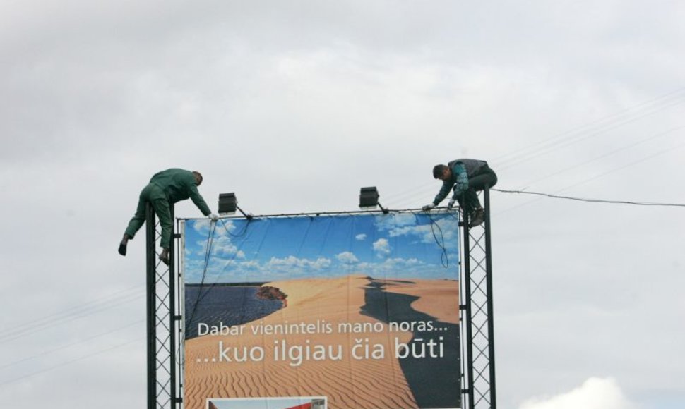 Lietuvoje plinta nelegali lauko reklama.