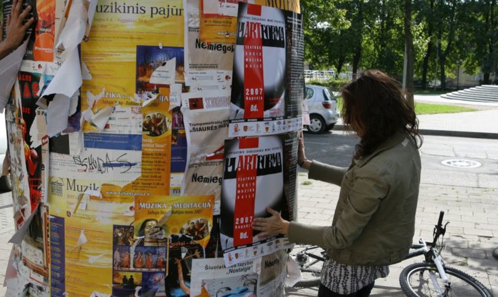 Už neleistinose vietose priklijuotą politinę reklamą partijos sulauks bausmių.