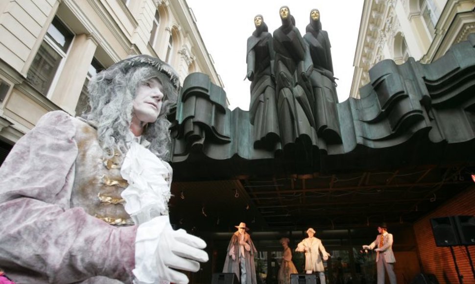 Gatvės teatras - tai mobili, didelių sąlygų pasirodymams nereikalaujanti meno forma, jungianti  įvairius žanrus.