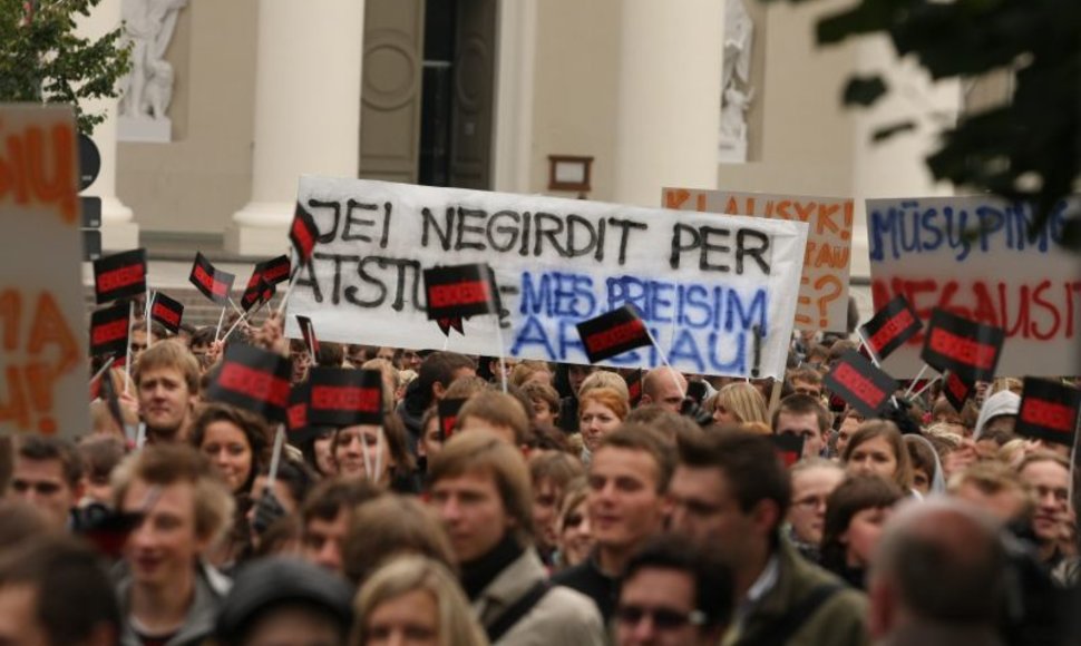 Vakar prie prezidentūros Vilniuje susirinko tūkstantinė studentų minia, kurie nuolat skandavo „Nemokėsiu“. 