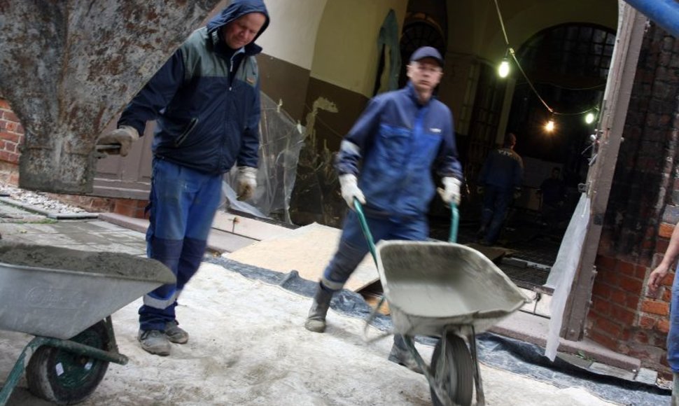 Šiuo metu Kauno arkikatedroje bazilikoje ir jos prieigose visu pajėgumu pluša statybininkų komanda. 