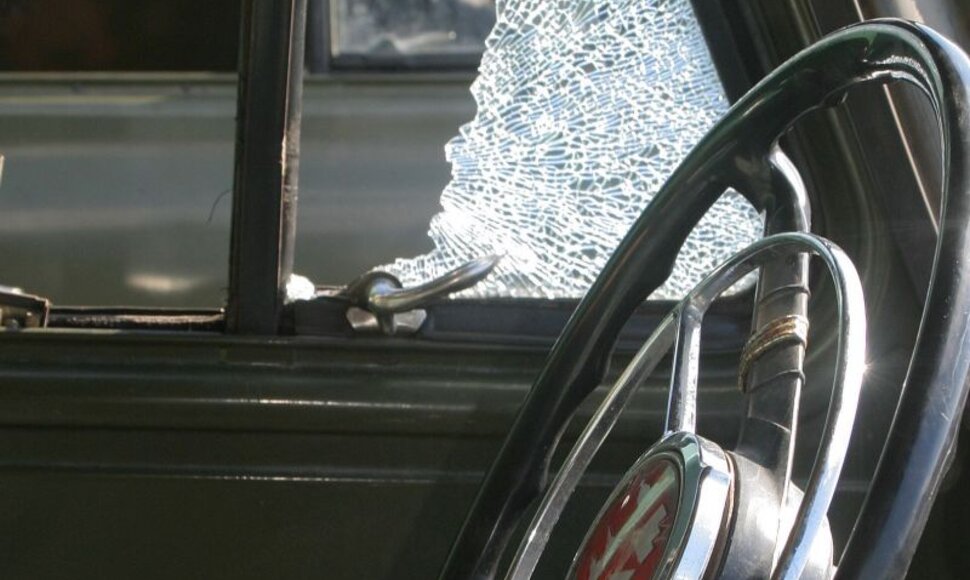 Užpuolikas savo automobiliu judrioje sankryžoje įlėkė į grupę žmonių. 