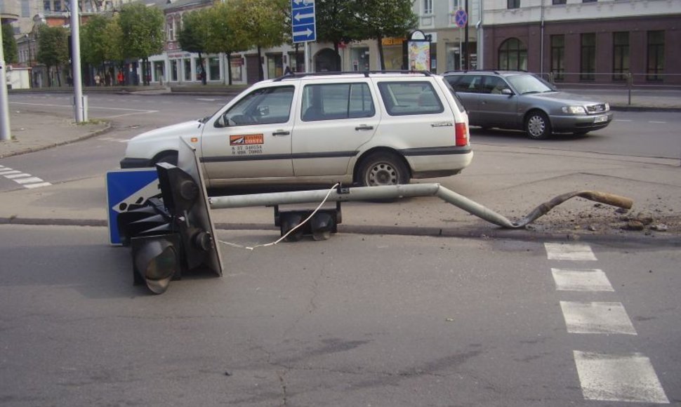 Savanorių prospekto ir E.Ožeškienės gatvių sankryžoje įvykusio incidento metu šviesoforas buvo sugadintas nepataisomai. 