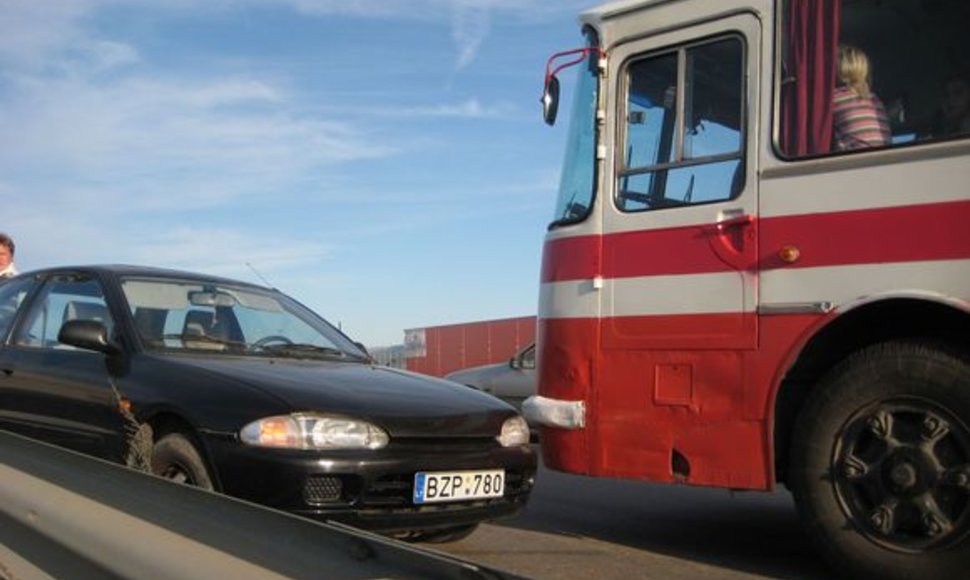 Lengvasis automobilis susidūrė su mokykliniu autobusu. 