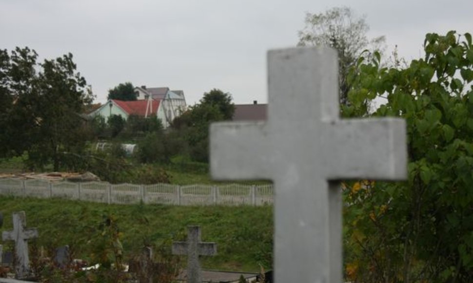 Vilniaus rajono Nemėžio seniūnijoje yra 6 kapinės. Kai kurios iš jų nebeveikia. Pasak seniūnijos atstovų, kapinių plėtra yra būtina, nes po keleto metų tiesiog nebebus kur laidoti mirusiųjų. 