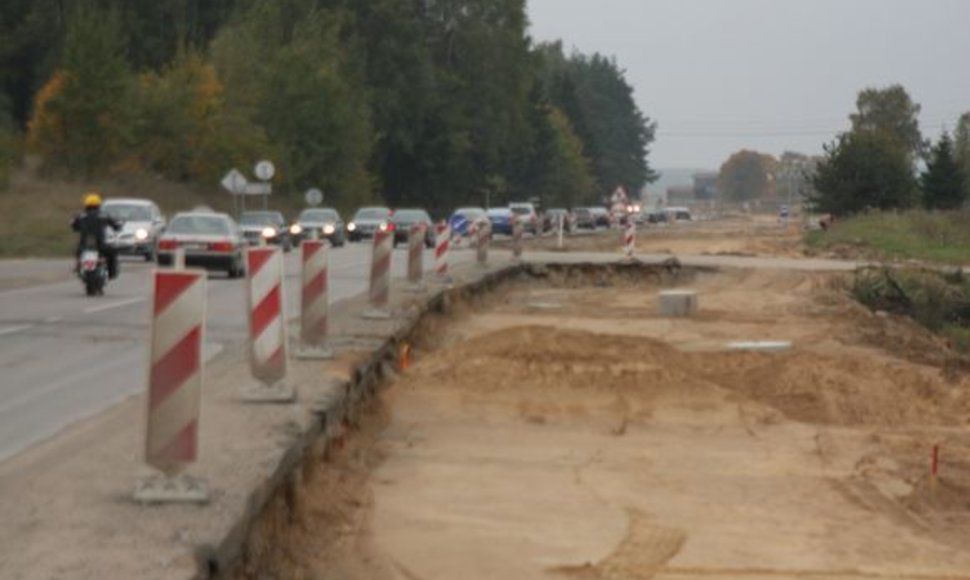 Kelininkai tikisi, kad keturių juostų asfalto danga iki Riešės turėtų atsirasti dar iki gruodžio, jei neprasidės ankstyvi šalčiai. 