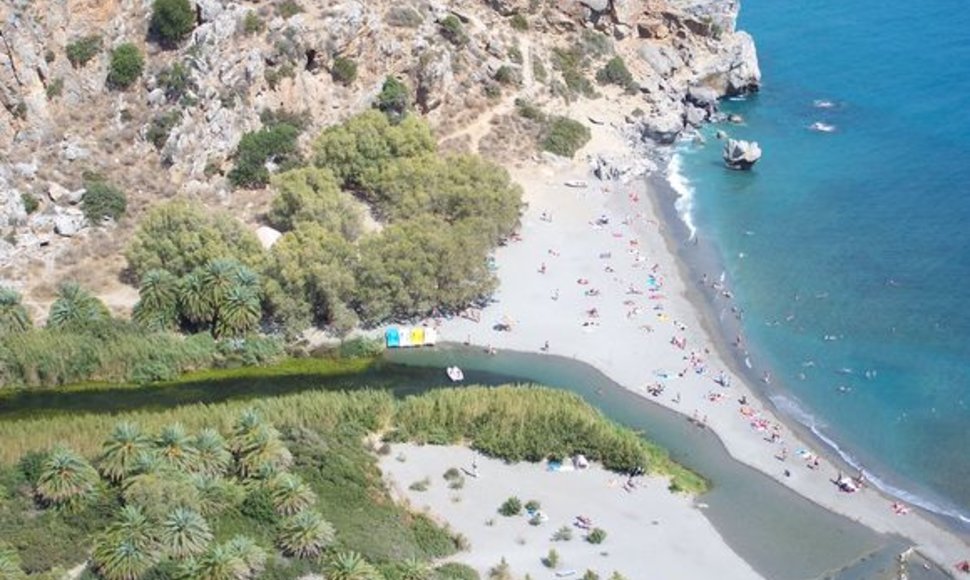 Kretos pietuose esanti upė įteka į jūrą.