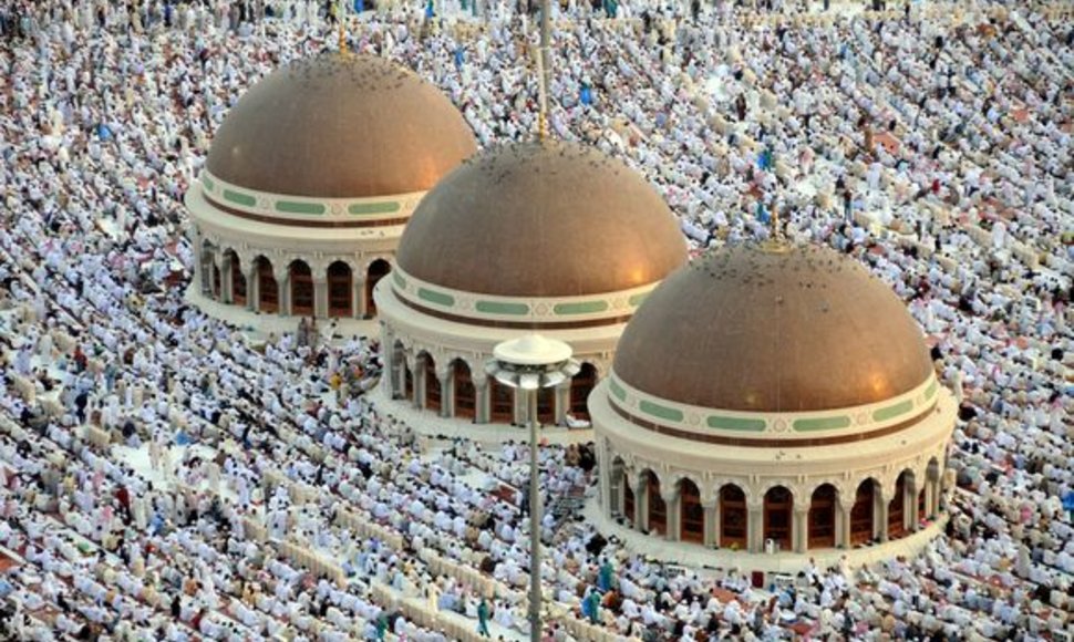 Šimtai tūkstančių musulmonų vakar rytą pasitiko malda Mekoje. 