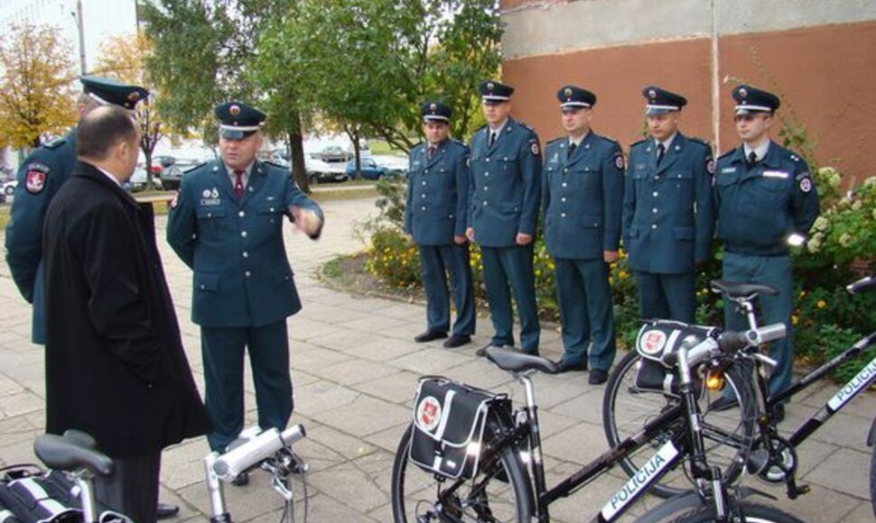 Policininkai gavo dovanų.