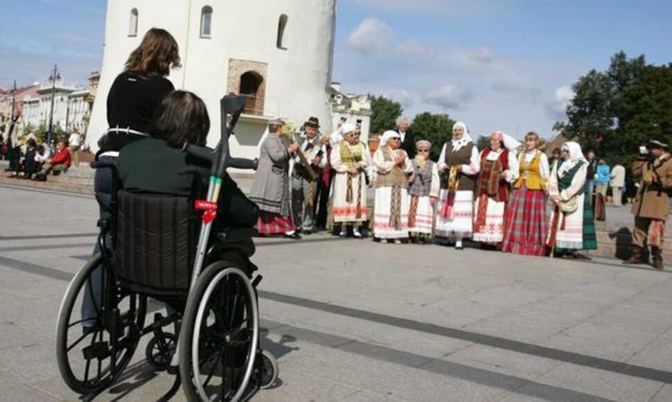 Pasak neįgaliųjų organizacijų, teise balsuoti ateinantį sekmadienį realiai galės pasinaudoti tik 19 proc. judėjimo negalią turinčių neįgaliųjų.