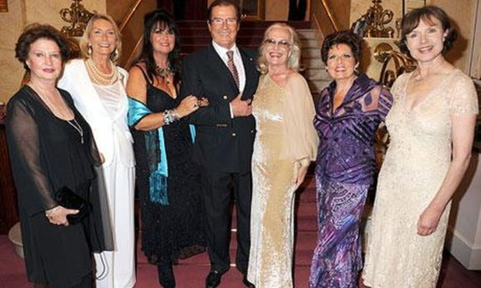 Po daugelio metų susitiko ponas Džeimsas Bondas – Rodgeris Moore`as ir jo eksmerginos, aktorės (iš kairės): Zena Marshall, Tania Mallet, Caroline Munro, Shirley Eaton, Eunice Gayson ir Madeline Smith.