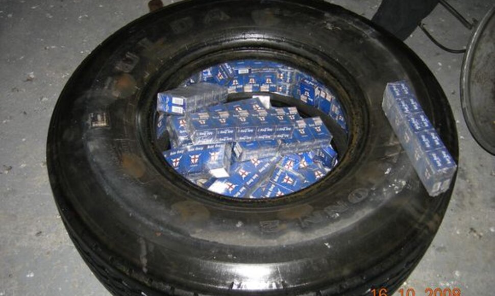 Automobilio ratuose rastos cigaretės.