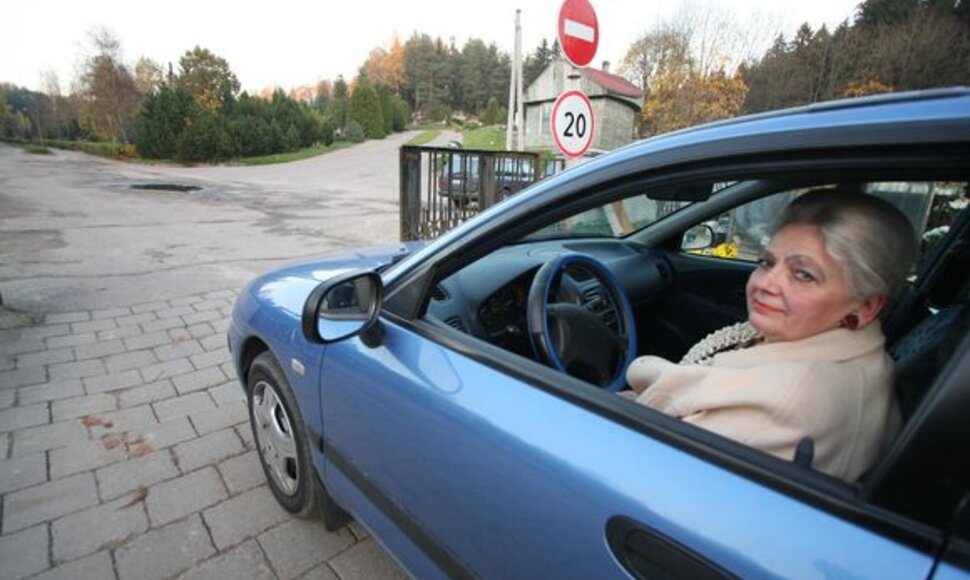 Pernai per vargus automobiliu į kapines patekusi V.Žibort šiemet tikisi geresnio pareigūnų darbo ir supratingumo.