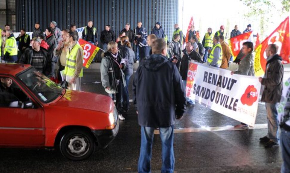 Prancūzijos „Sandouville Renault“ gamyklos darbuotojai protestuoja prieš laikiną gamybos uždarymą.