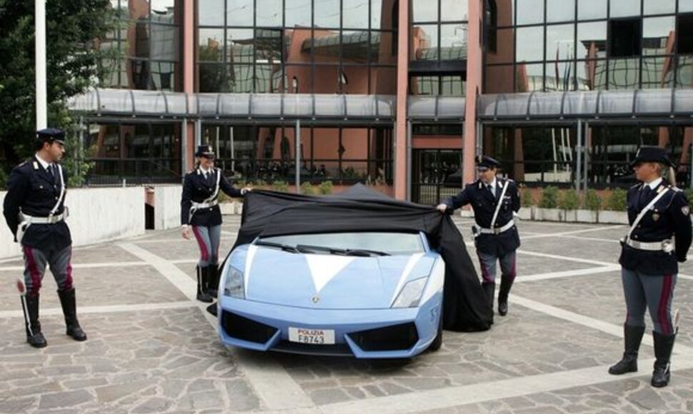 Naujieji „Lamborghini“ modeliai pakeitė prieš tai Italijos pareigūnams tarnavusius „senukus“ - 2004-ųjų gamybos „Lamborghini Gallardo“ automobilius.