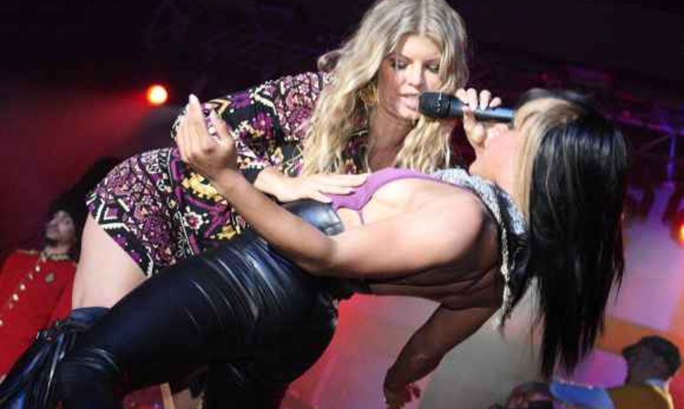 Fergie pasirodymo Bahamuose metu glamonėjo moterį.