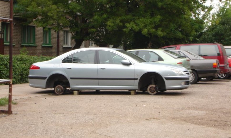 Kaune, Šančių mikrorajone, Merūno automobilį vagišiai paliko stovintį ant plytų.