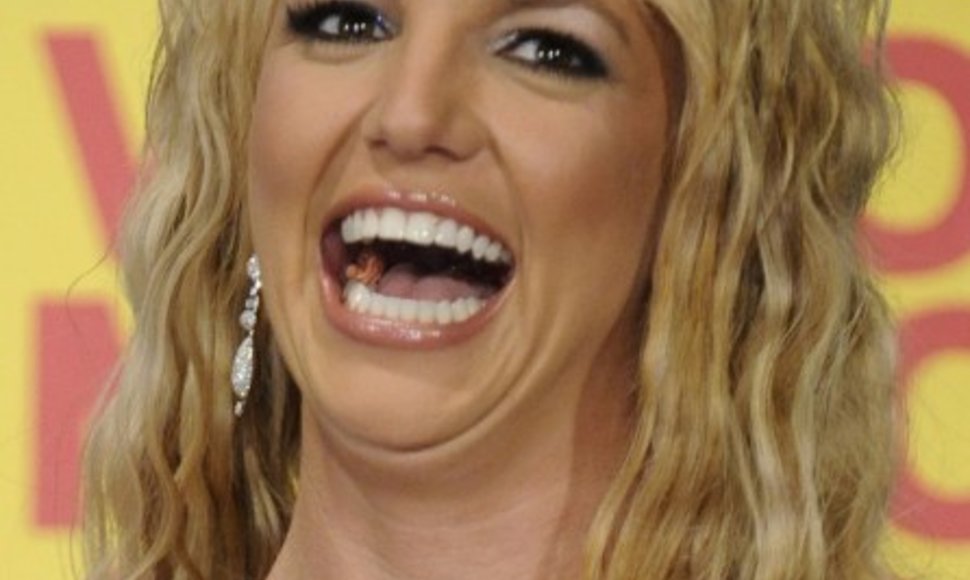 Grupė vaikinų panoro aplenkti Britney Spears.