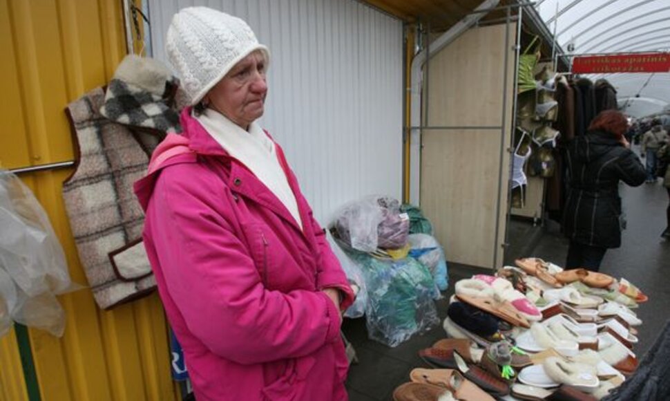 Pagal būsimos Vyriausybės siūlomą tvarką &scaron;i moteris, prekiaujanti avalyne turguje, turėtų ateityje steigti įmonę.