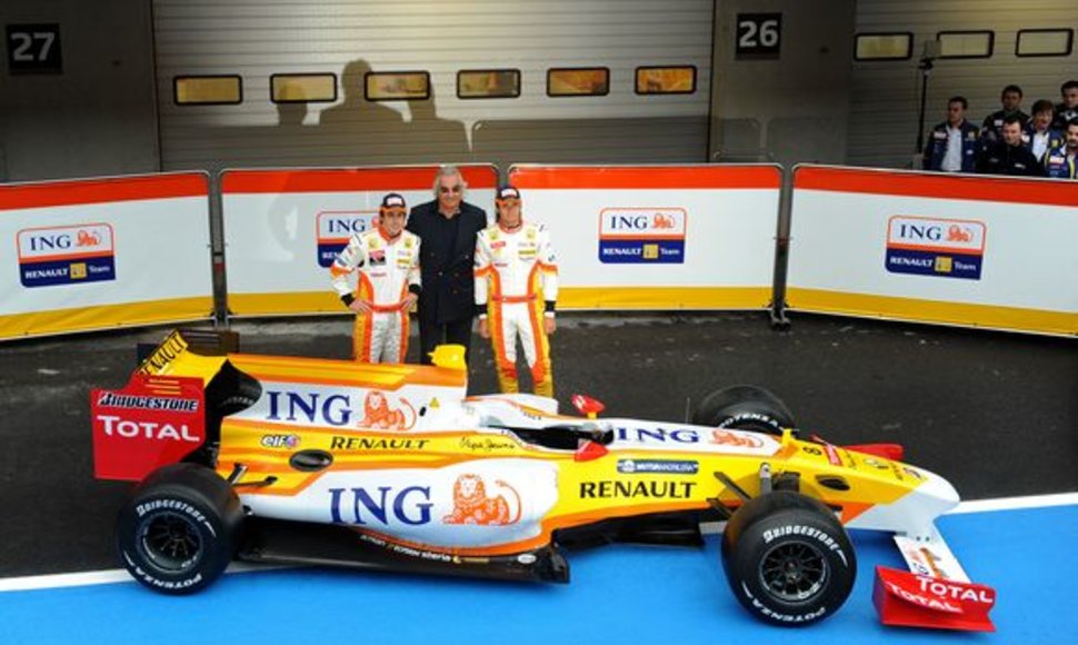 „Renault“ bosas Flavio Briatore su abiem pilotais pristato naująjį R29 bolidą.