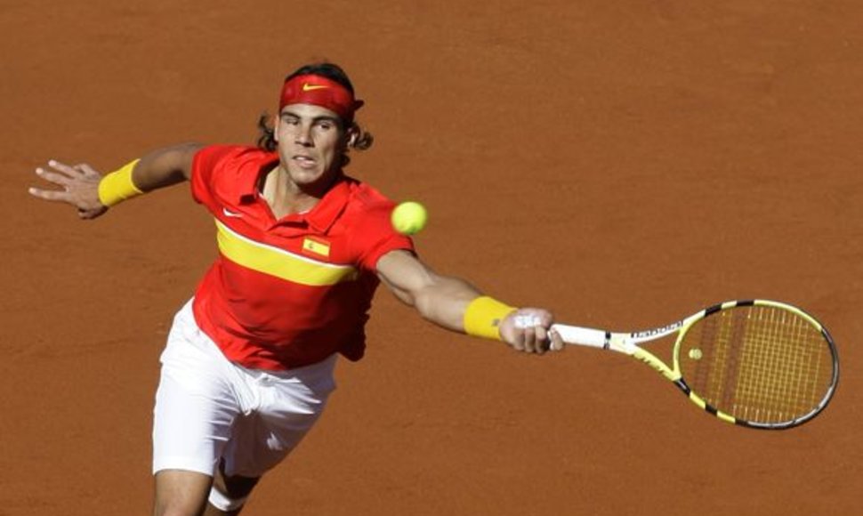 Ispanų lyderis Rafaelis Nadalis sekmadienį  6:4, 6:4, 6:1 įveikė serbų žvaigždę Novaką Djokovičių.