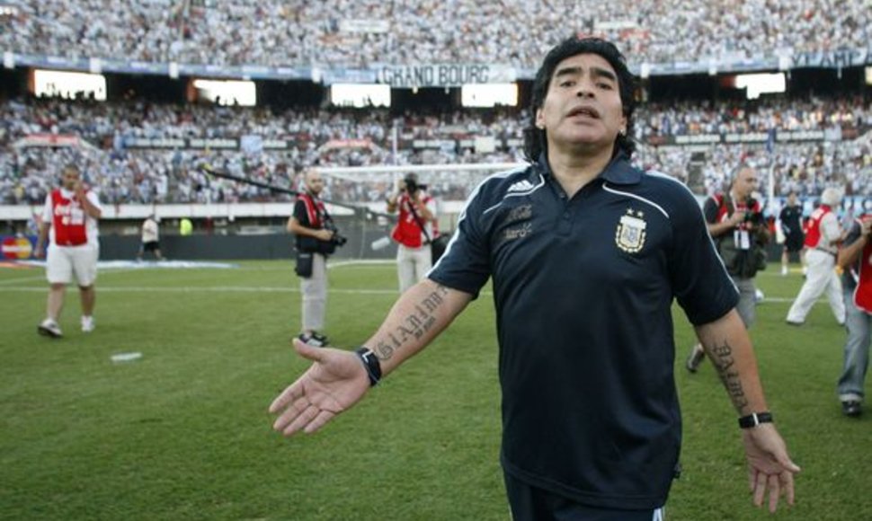 D.Maradona buvo nepatenkintas jį sekiojančių fotografų dėmesiu
