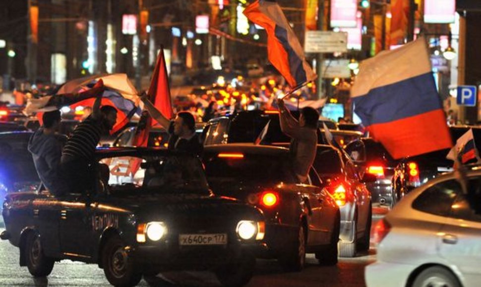 Netoli Kremliaus aikštės Maskvoje pergalę švenčia rusai