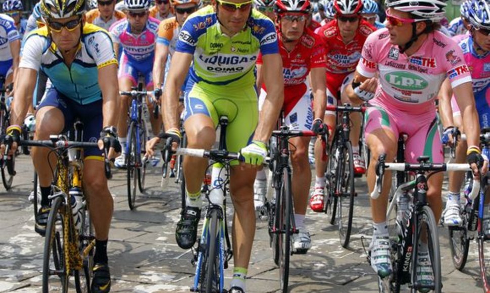 Devintame etape dviratininkai nelenktyniavo. Iš kairės – L.Armstrongas, I.Basso ir D.Di Luca