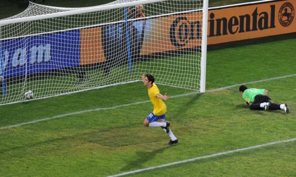 Pergalę brazilams per pridėtą rungtynių laiką nuo 11 m baudinio išplėšė Kaka