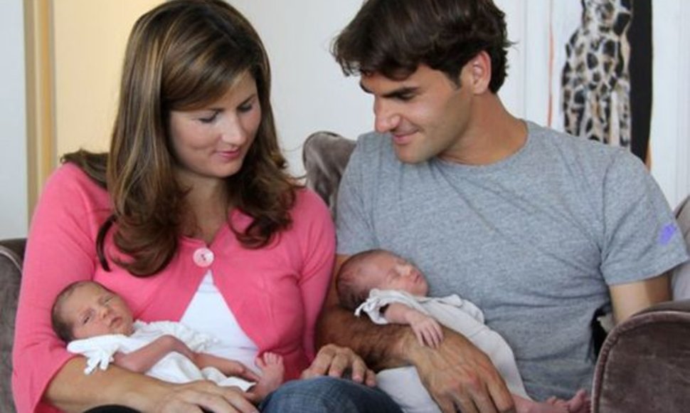 R.Federeris su žmona ir dukromis - dviem identiškomis dvynėmis.