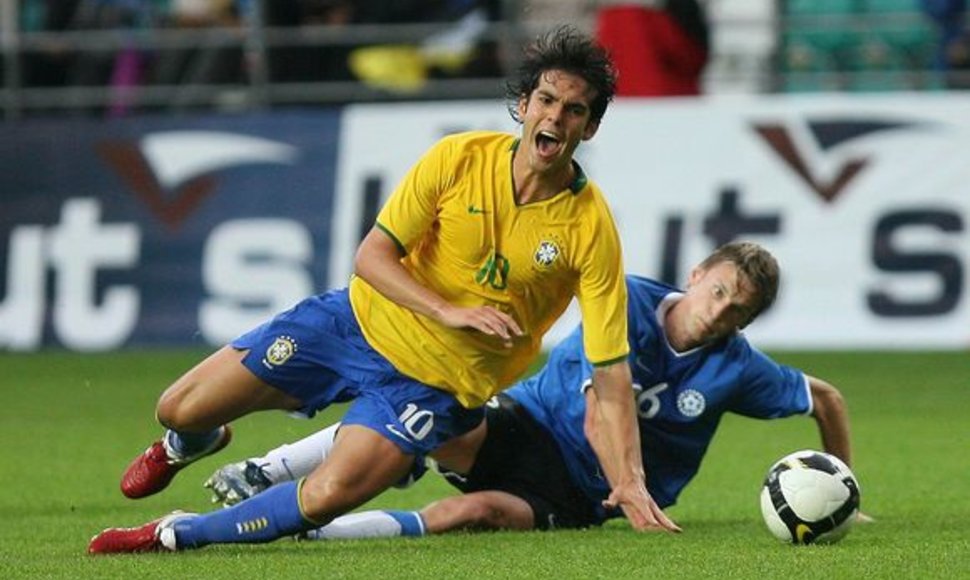 Brazilų žvaigždė Kaka skundėsi šiurkščiu žaidimu